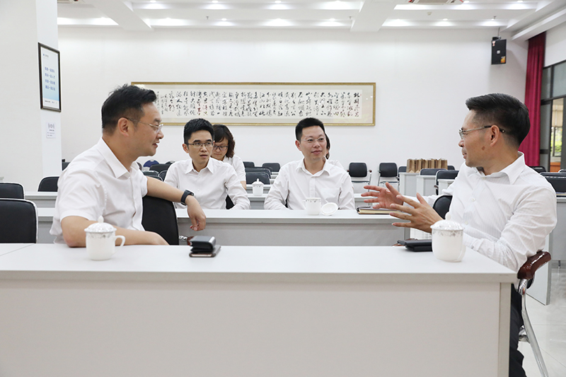 圖:徐董與工商銀行領(lǐng)導(dǎo)親切友好交流 圖:徐董與工商銀行領(lǐng)導(dǎo)親切友好交流